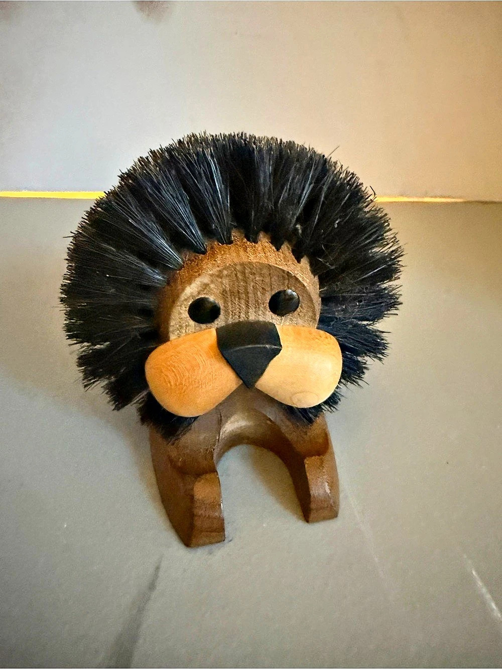 Wooden Lion Shaped Clothes Brush Made in Italy 1221